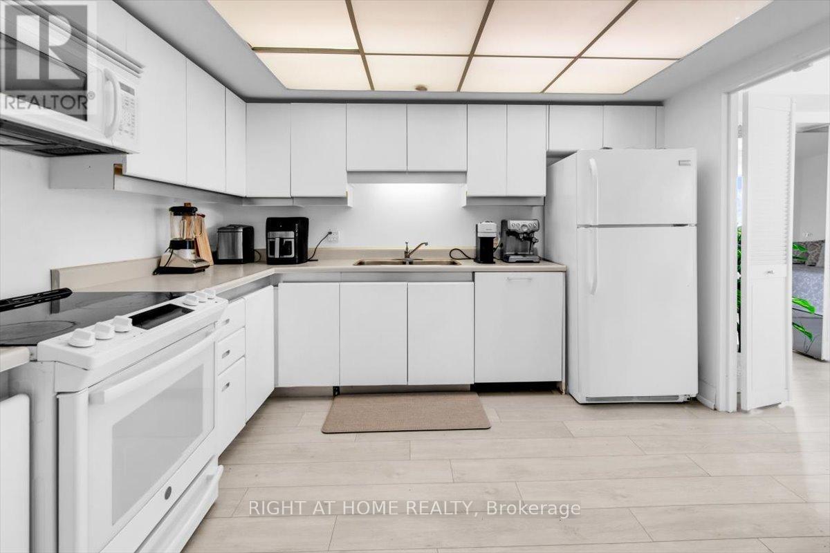 1304 - 65 Harbour Square, Toronto, Ontario  M5J 2L4 - Photo 14 - C13412160