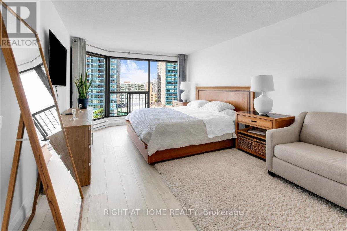 1304 - 65 Harbour Square, Toronto, Ontario  M5J 2L4 - Photo 15 - C13412160