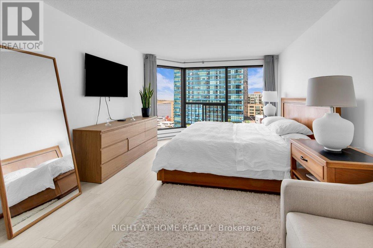 1304 - 65 Harbour Square, Toronto, Ontario  M5J 2L4 - Photo 16 - C13412160