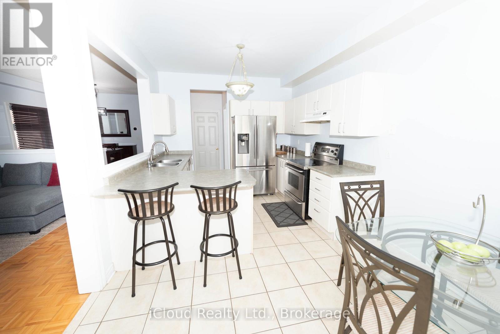 19 Fountainview Way, Brampton, Ontario  L6S 6K4 - Photo 7 - W13412190