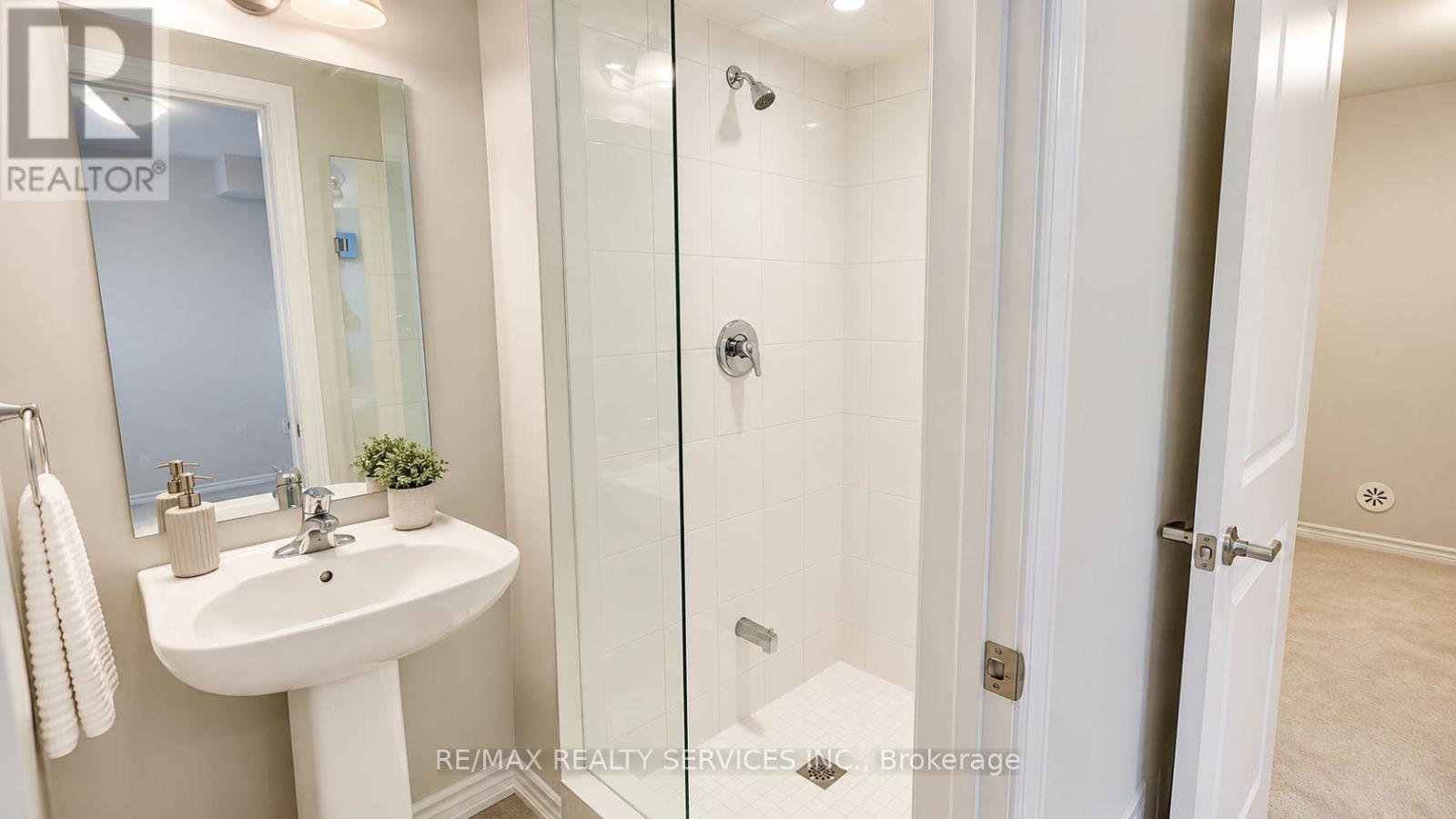 5925 Saigon Street, Mississauga, Ontario  L5V 2V9 - Photo 8 - W13412234