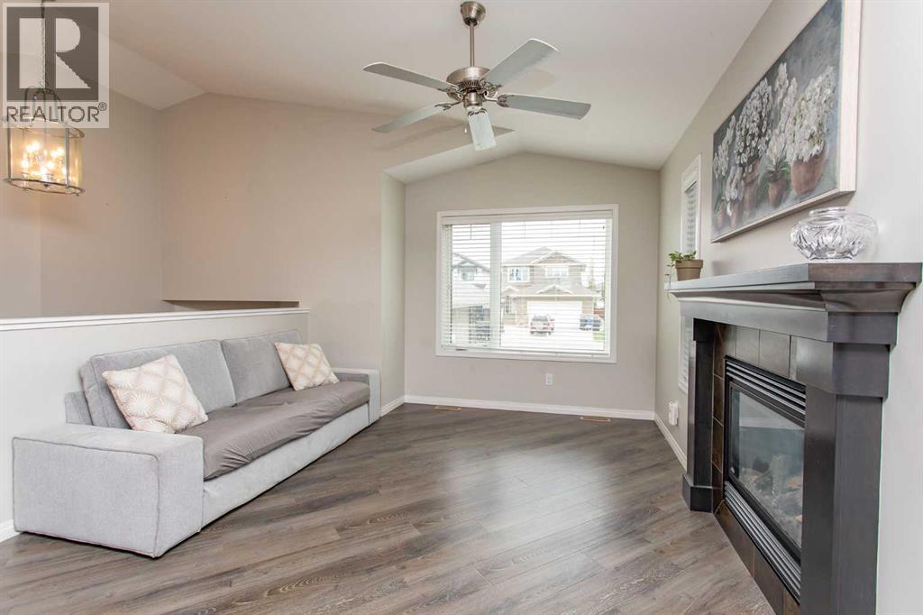 5 Henderson Close, Penhold, Alberta  T0M 1R0 - Photo 5 - A2314463