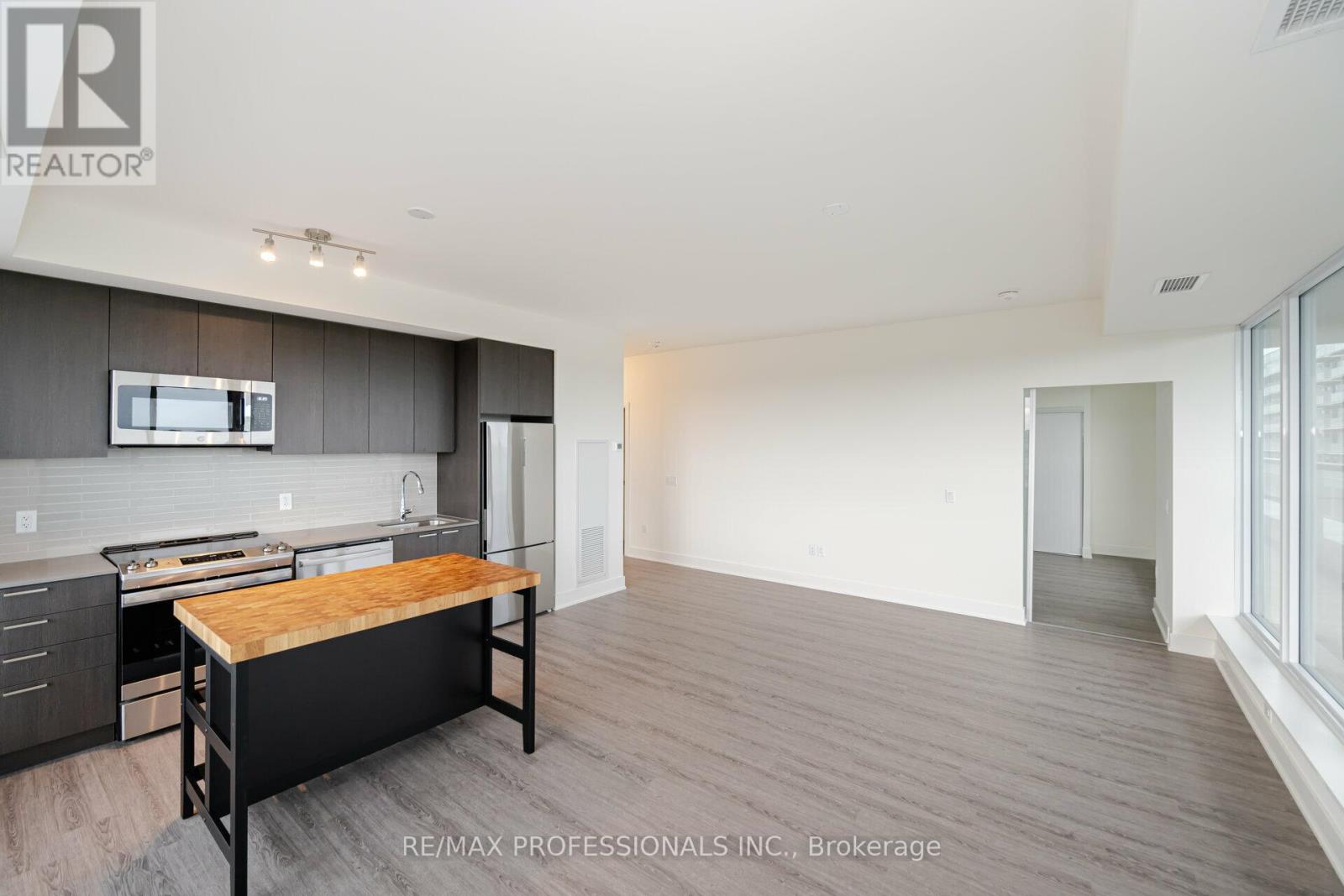 504 - 185 Deerfield Road, Newmarket, Ontario  L3Y 0G7 - Photo 6 - N13412264