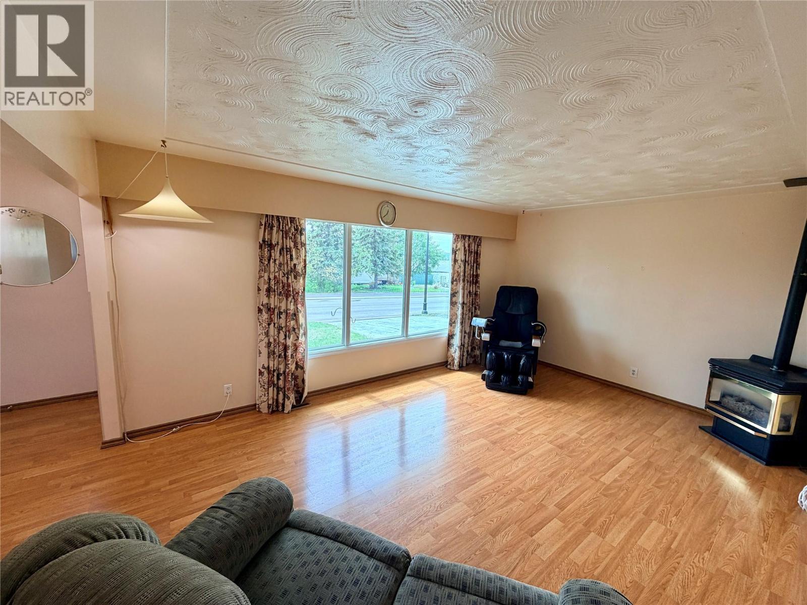 1008 95 Avenue, Dawson Creek, British Columbia  V1G 1C8 - Photo 2 - 10389964
