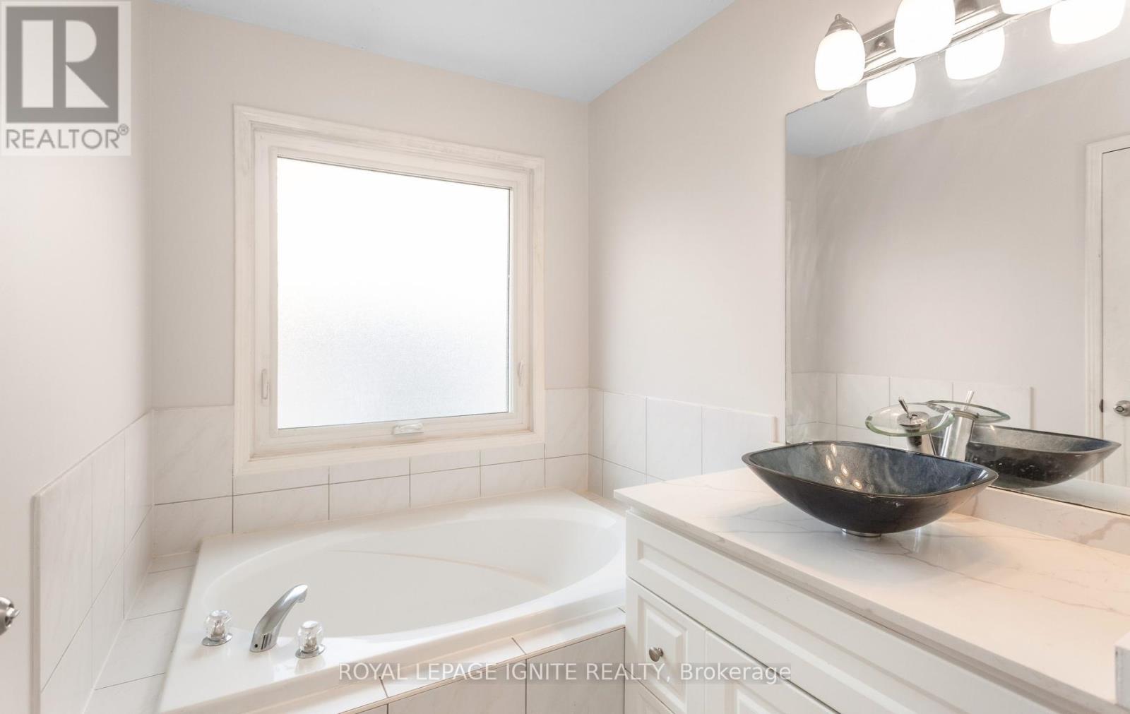 3392 Spirea Terrace, Mississauga, Ontario  L5N 7N3 - Photo 33 - W13412326