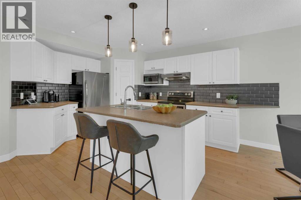 74 Douglasview Circle SE, Calgary, Alberta  T2Z 2P4 - Photo 5 - A2318297