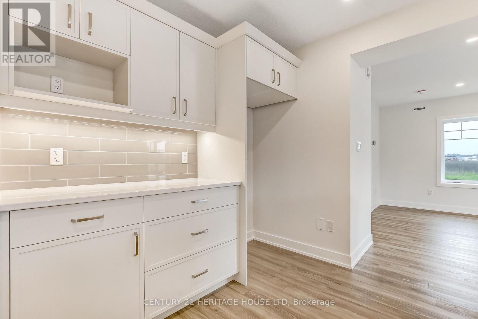 36 Hawks Gate, Central Elgin, Ontario  N5R 0R2 - Photo 7 - X12902856