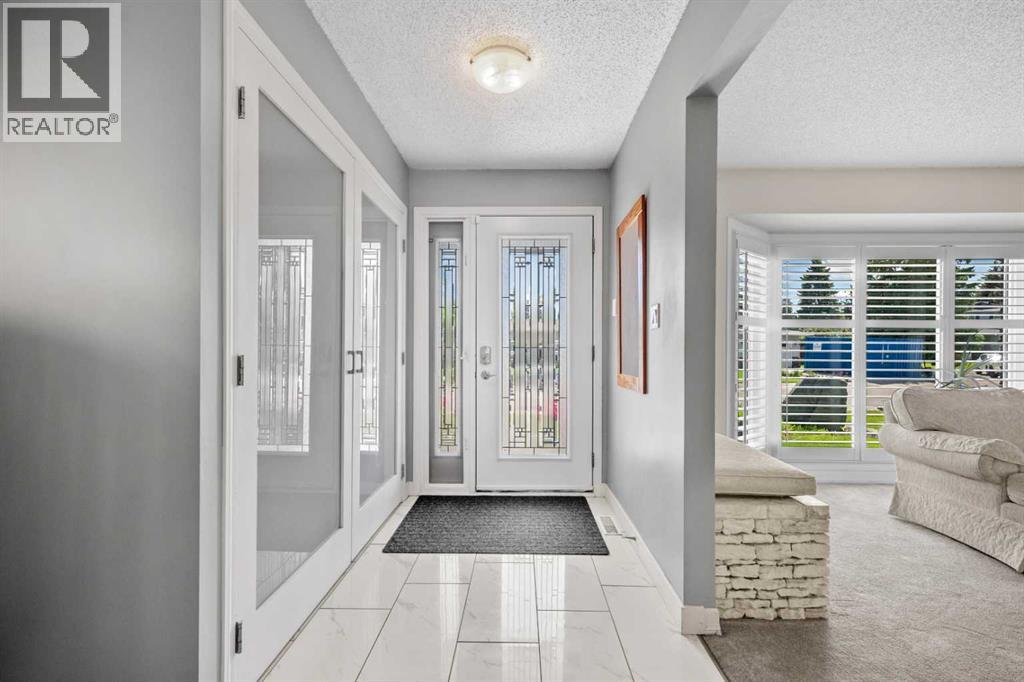 32 Lake Crimson Close SE, Calgary, Alberta  T2J 3K7 - Photo 5 - A2317987