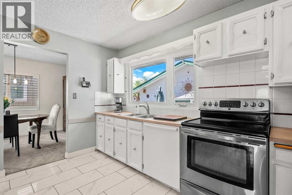 32 Lake Crimson Close SE, Calgary, Alberta  T2J 3K7 - Photo 13 - A2317987