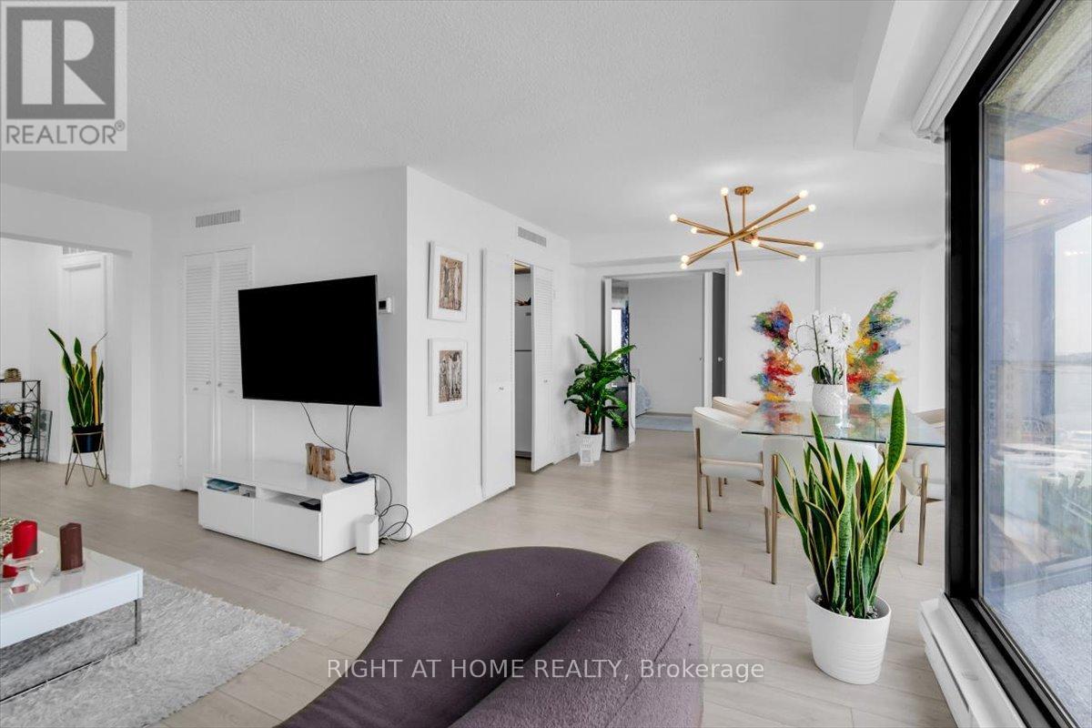 1304 - 65 Harbour Square, Toronto, Ontario  M5J 2L4 - Photo 12 - C13412160