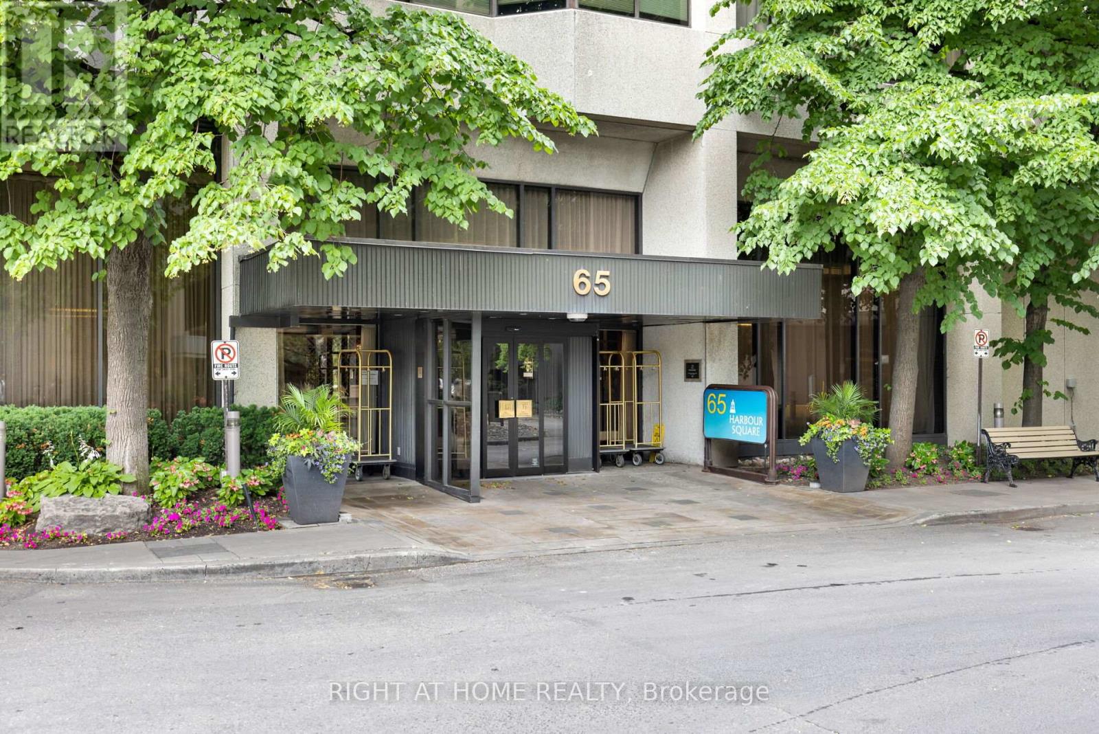 1304 - 65 Harbour Square, Toronto, Ontario  M5J 2L4 - Photo 3 - C13412160