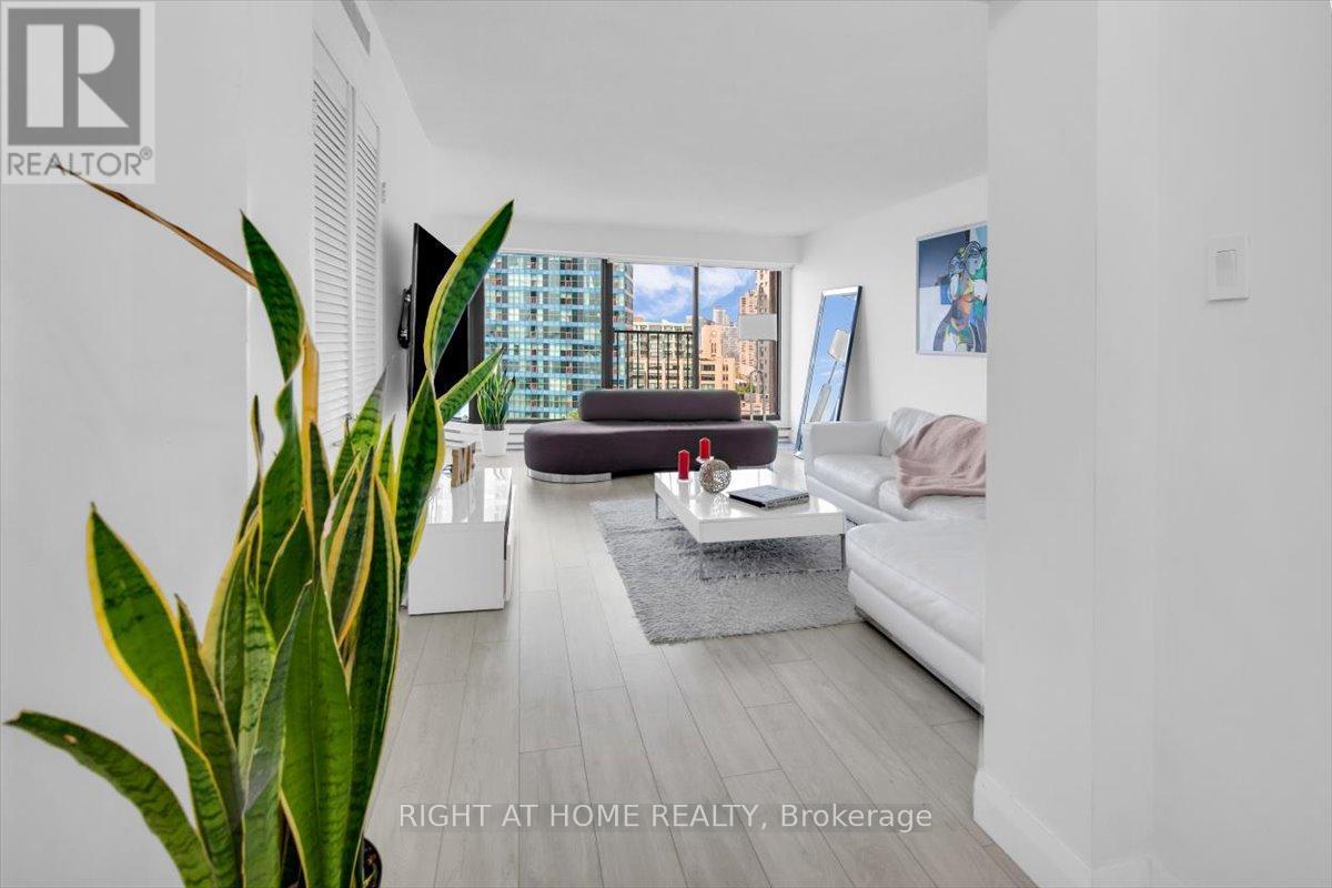1304 - 65 Harbour Square, Toronto, Ontario  M5J 2L4 - Photo 7 - C13412160