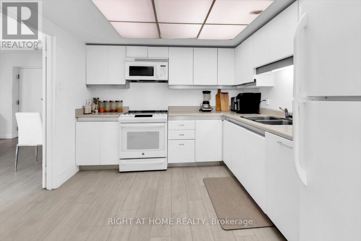 1304 - 65 Harbour Square, Toronto, Ontario  M5J 2L4 - Photo 13 - C13412160