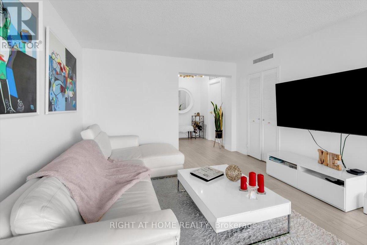 1304 - 65 Harbour Square, Toronto, Ontario  M5J 2L4 - Photo 11 - C13412160
