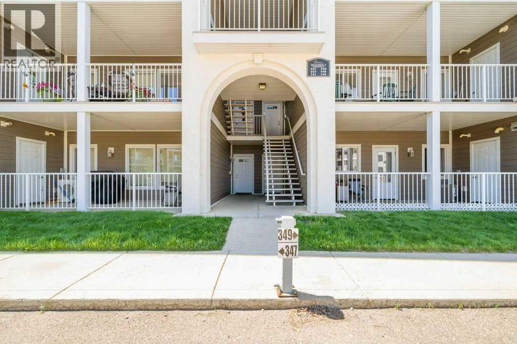 149 Southlands Pointe SE, Medicine Hat, Alberta  T1B 0M5 - Photo 3 - A2318639