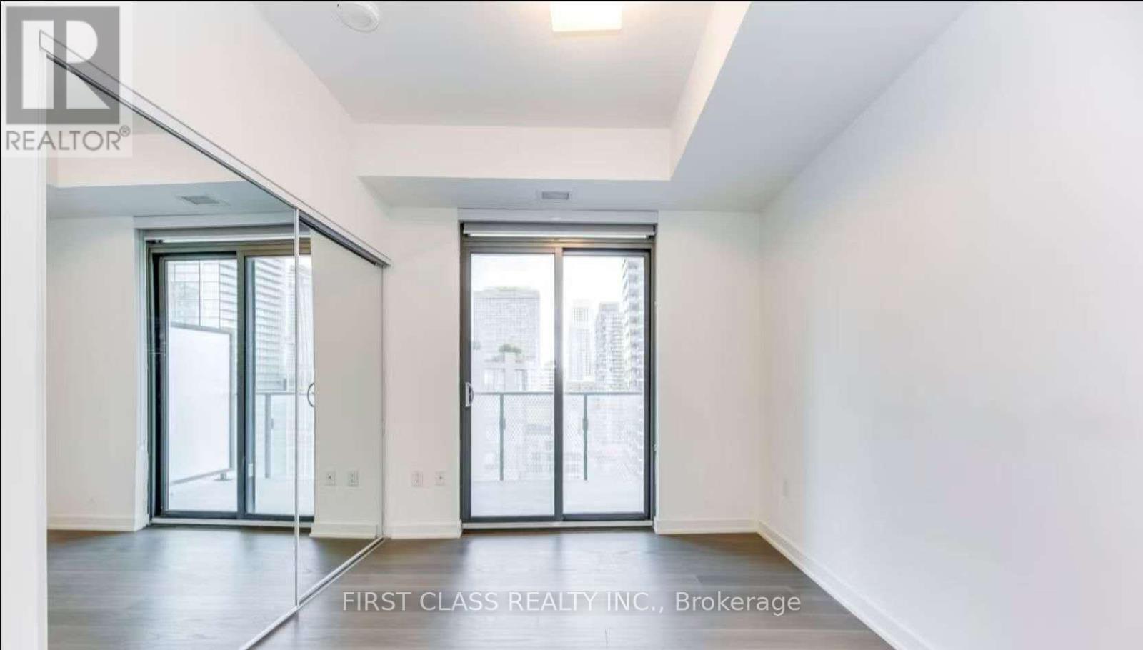 2208 - 11 Wellesley Street W, Toronto, Ontario  M4Y 1E9 - Photo 3 - C13412588