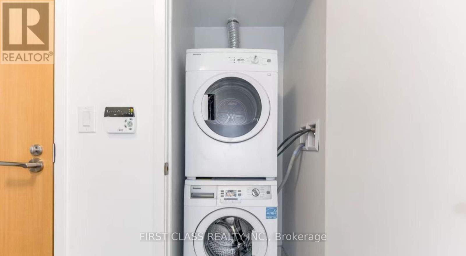 2208 - 11 Wellesley Street W, Toronto, Ontario  M4Y 1E9 - Photo 6 - C13412588