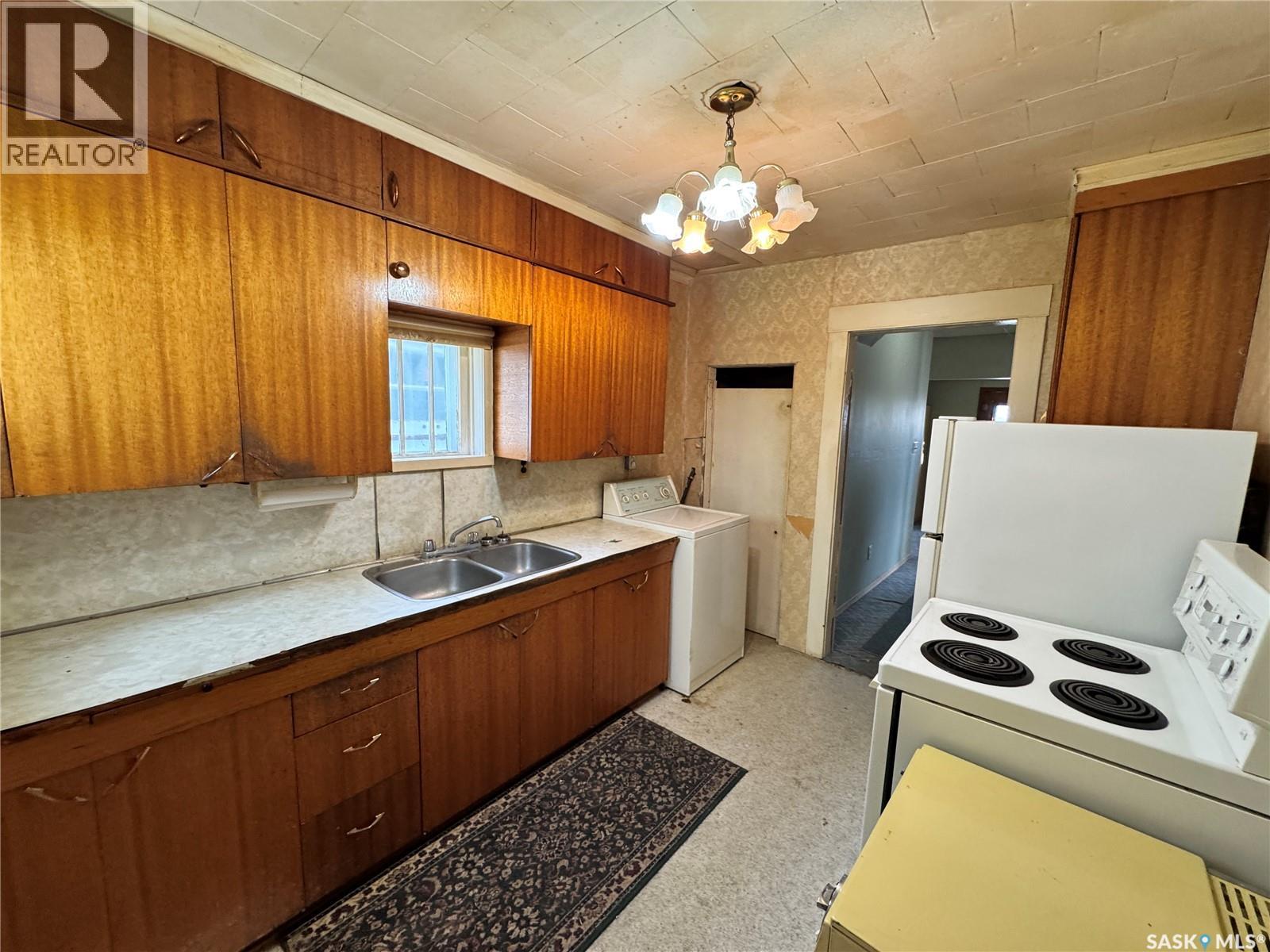 117 2nd Avenue E, Biggar, Saskatchewan  S0K 0M0 - Photo 6 - SK038388