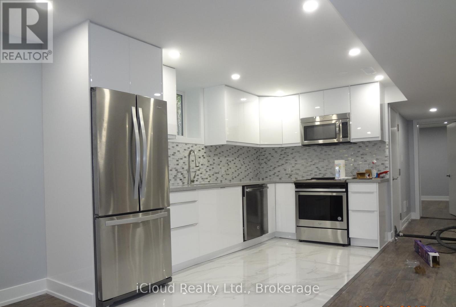 28 JILL CRESCENT E, Toronto, Ontario