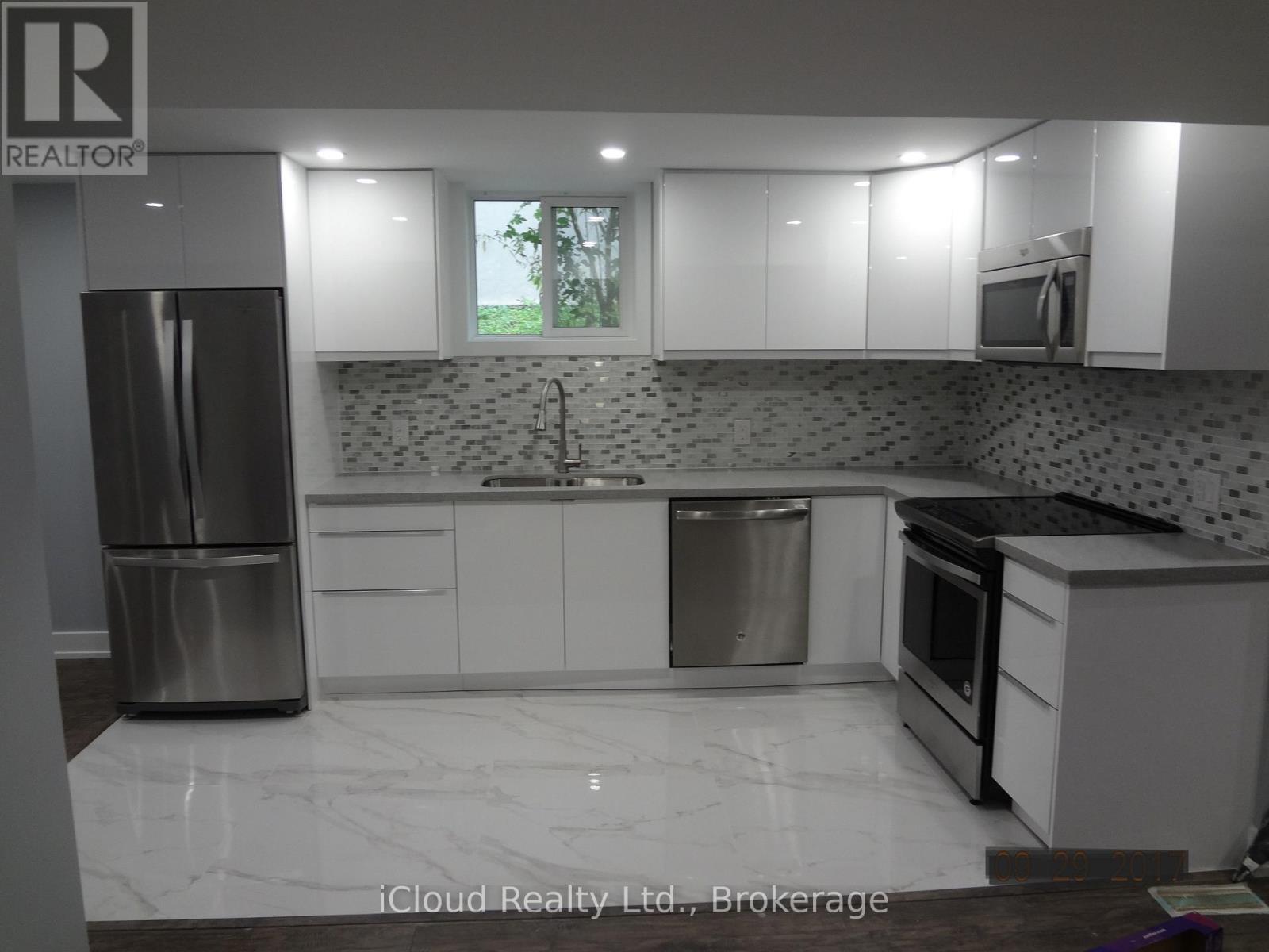 28 Jill Crescent E, Toronto, Ontario  M9B 6B3 - Photo 2 - W13412586