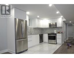 28 JILL CRESCENT E, Toronto, Ontario
