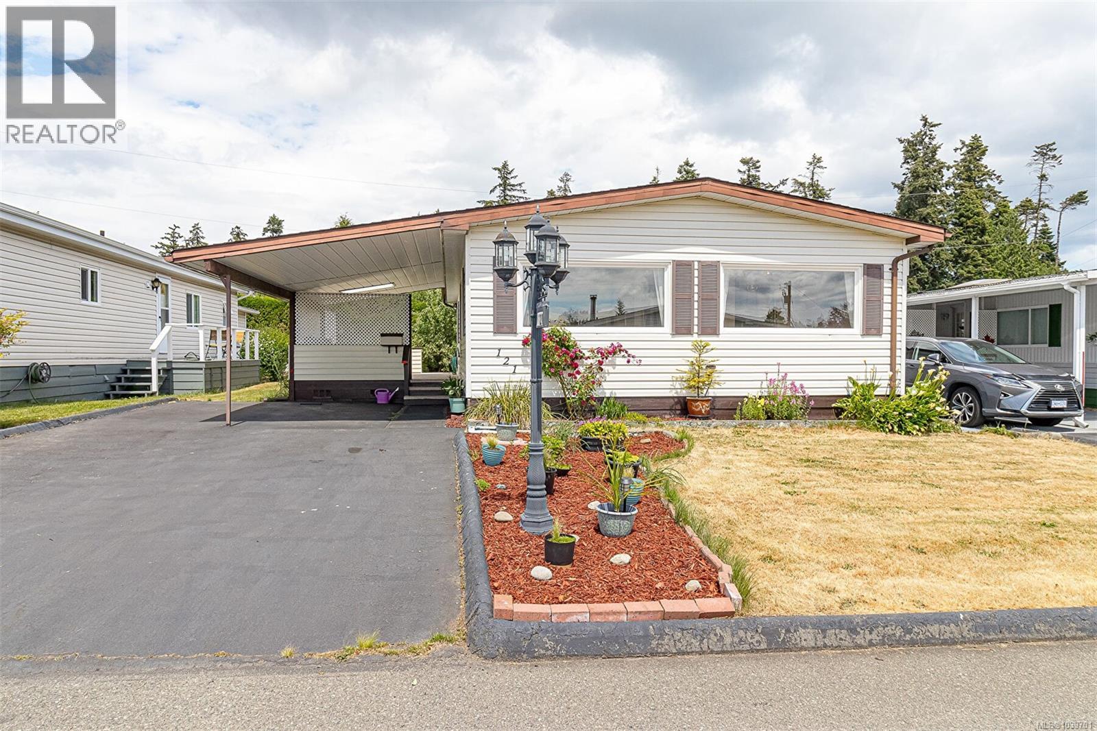 121 7701 Central Saanich Rd