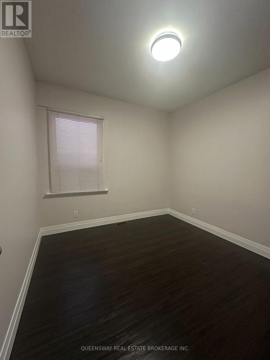 Upper - 68 Melville Avenue, Toronto, Ontario  M6G 1Y2 - Photo 5 - W13412602
