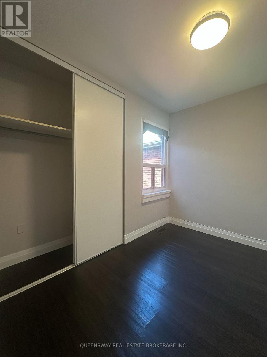 Upper - 68 Melville Avenue, Toronto, Ontario  M6G 1Y2 - Photo 6 - W13412602