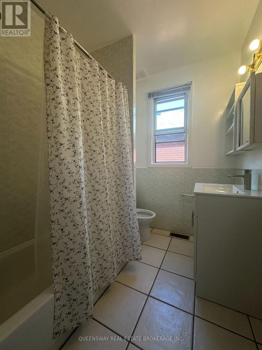 Upper - 68 Melville Avenue, Toronto, Ontario  M6G 1Y2 - Photo 7 - W13412602
