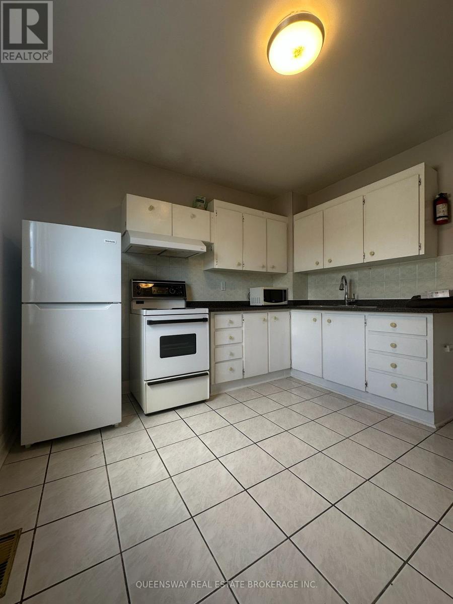 Upper - 68 Melville Avenue, Toronto, Ontario  M6G 1Y2 - Photo 8 - W13412602