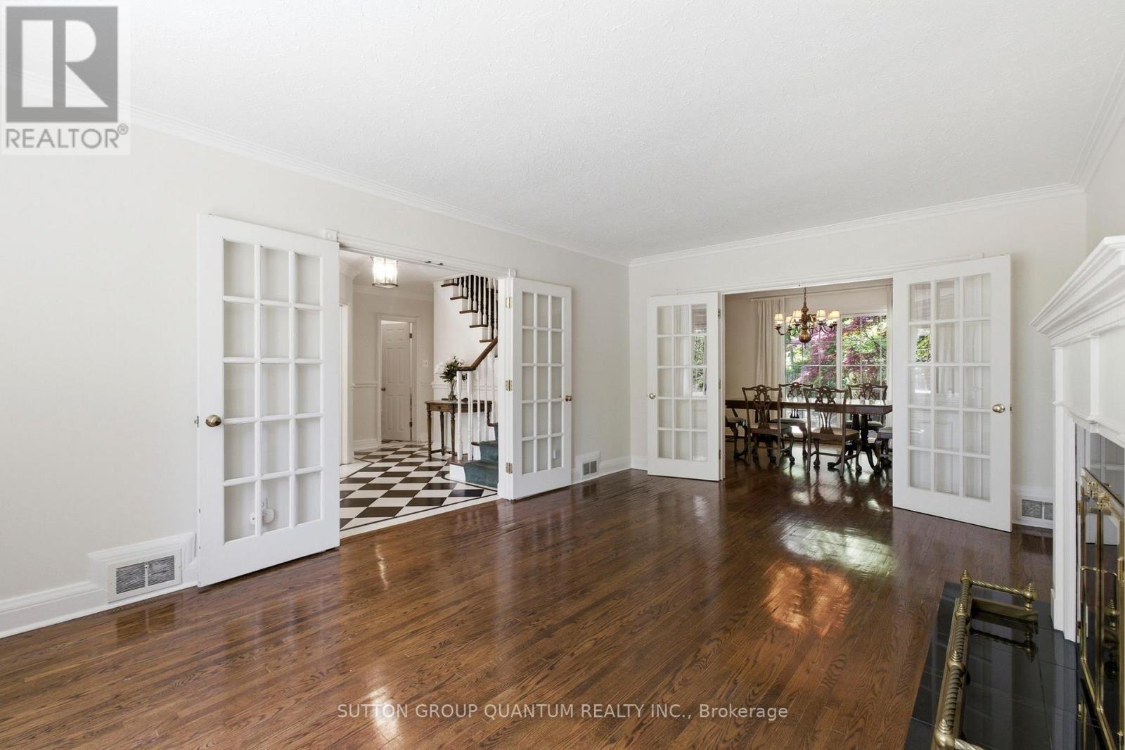 8 Riverside Crescent, Toronto, Ontario  M6S 1B6 - Photo 13 - W13412634