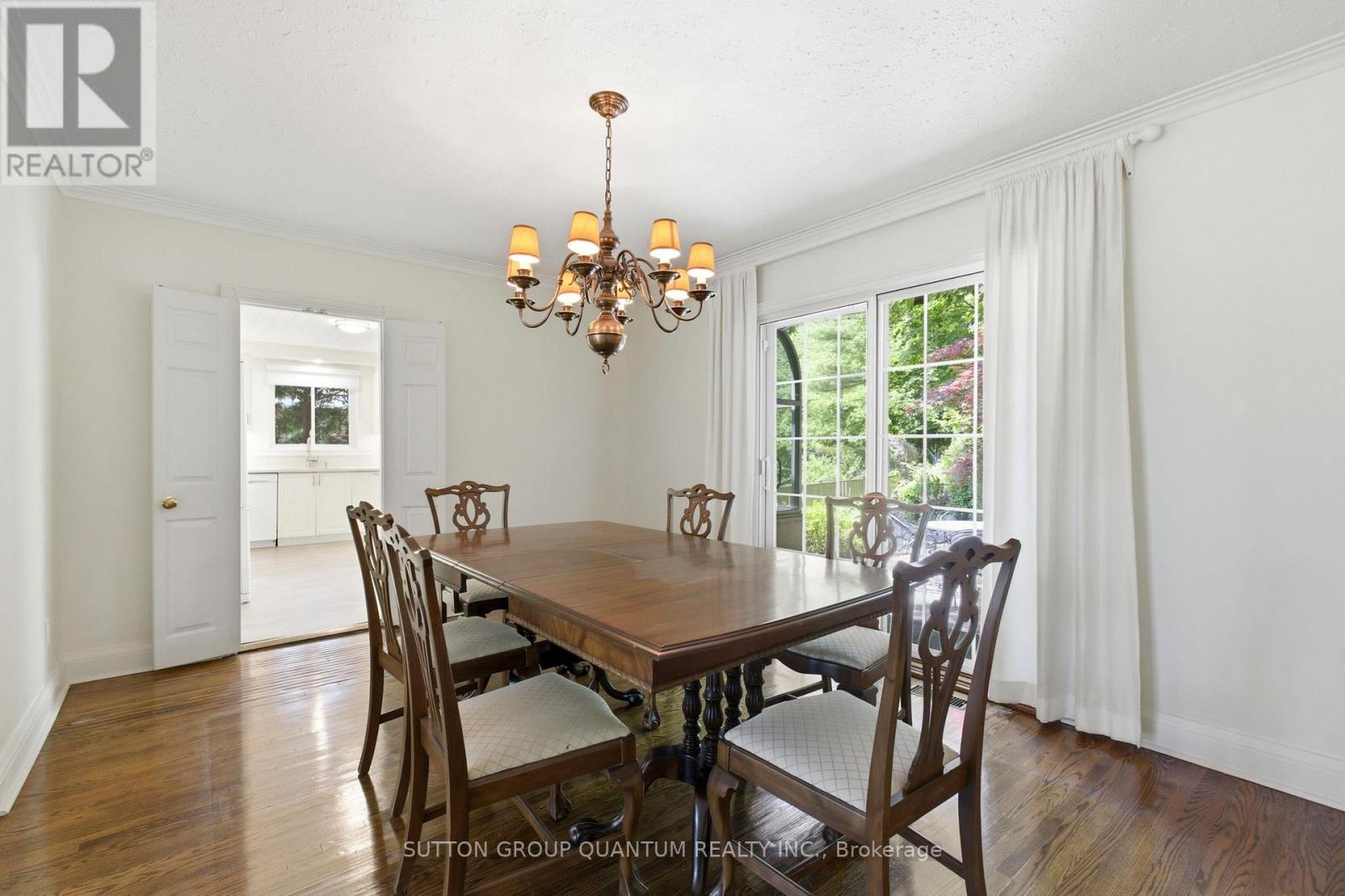 8 Riverside Crescent, Toronto, Ontario  M6S 1B6 - Photo 16 - W13412634