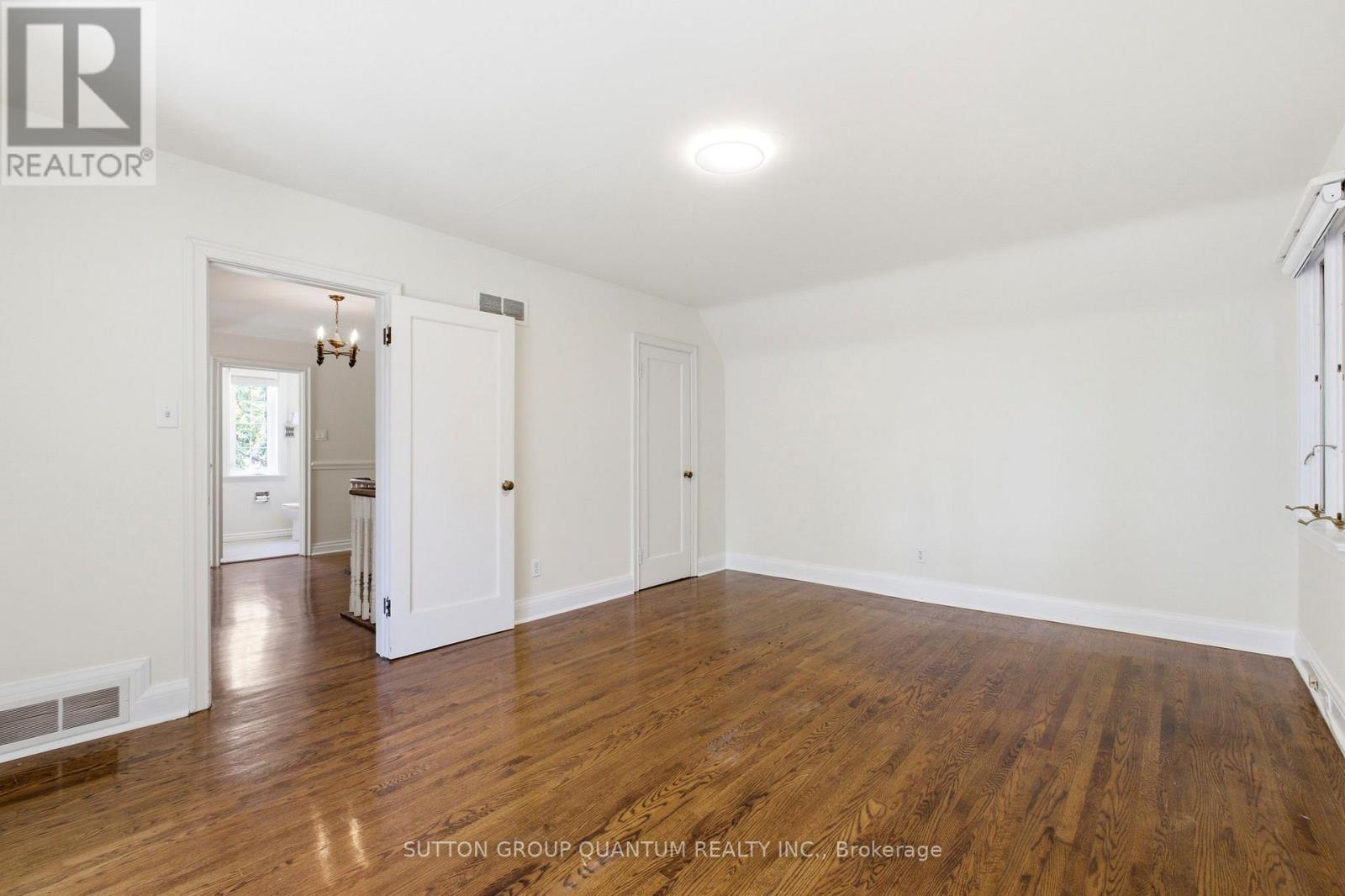8 Riverside Crescent, Toronto, Ontario  M6S 1B6 - Photo 25 - W13412634