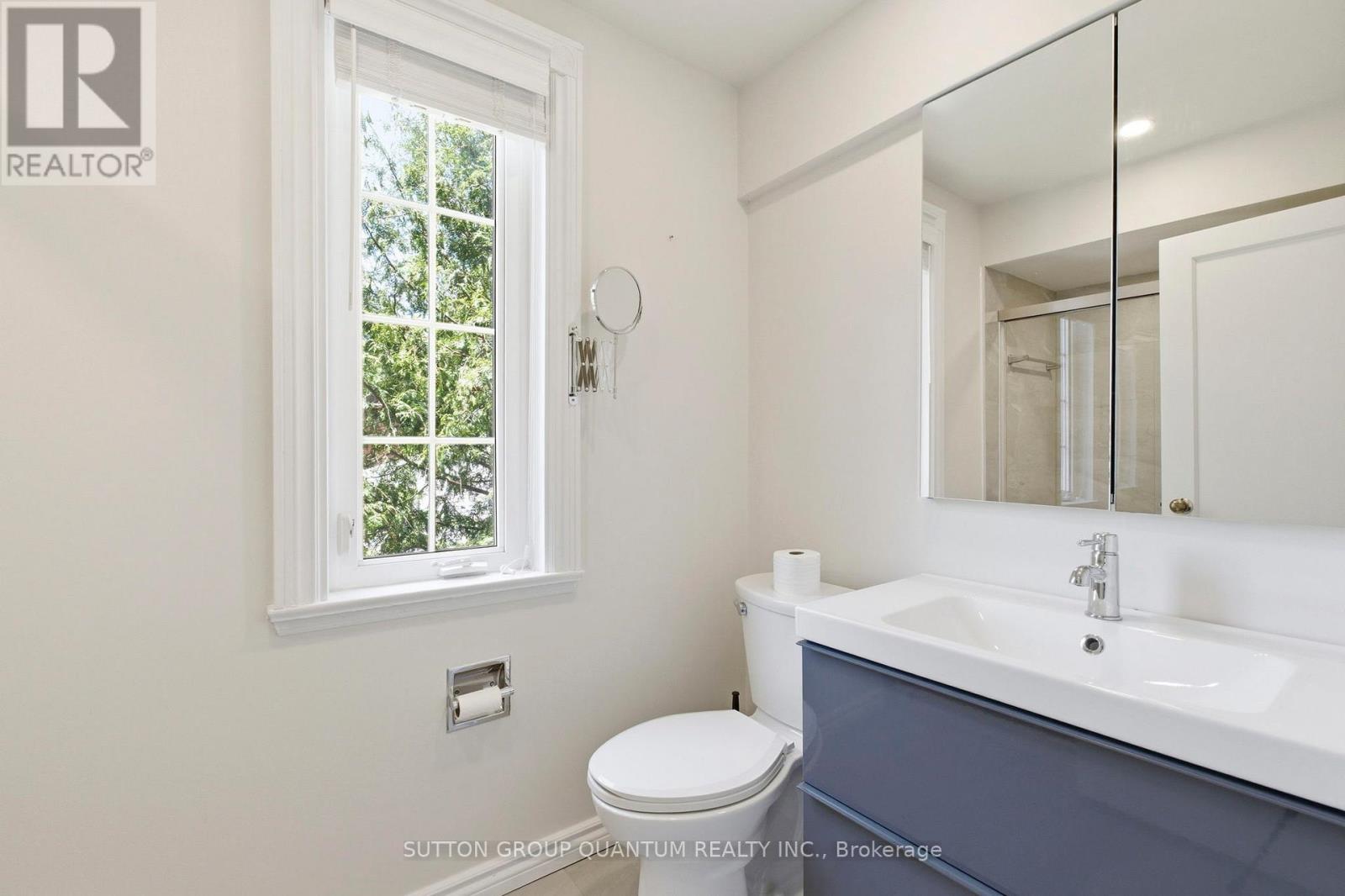 8 Riverside Crescent, Toronto, Ontario  M6S 1B6 - Photo 27 - W13412634