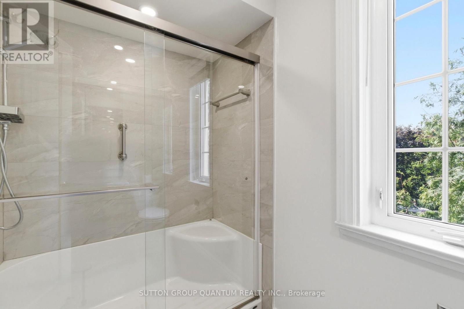 8 Riverside Crescent, Toronto, Ontario  M6S 1B6 - Photo 28 - W13412634