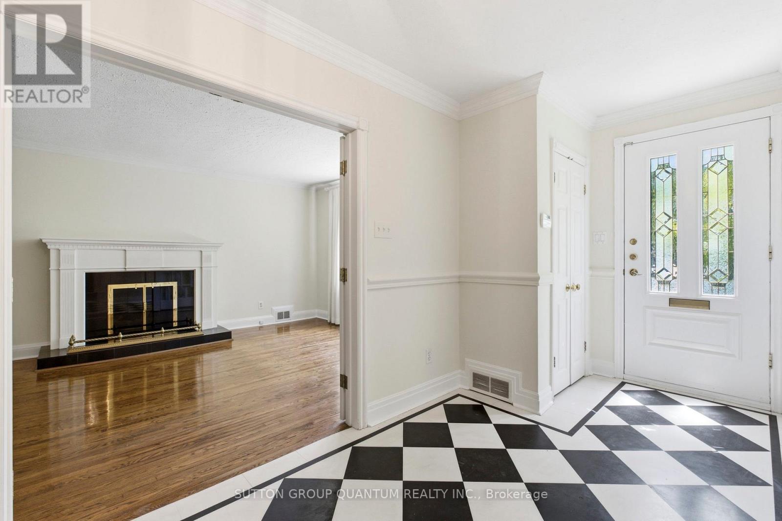 8 Riverside Crescent, Toronto, Ontario  M6S 1B6 - Photo 4 - W13412634