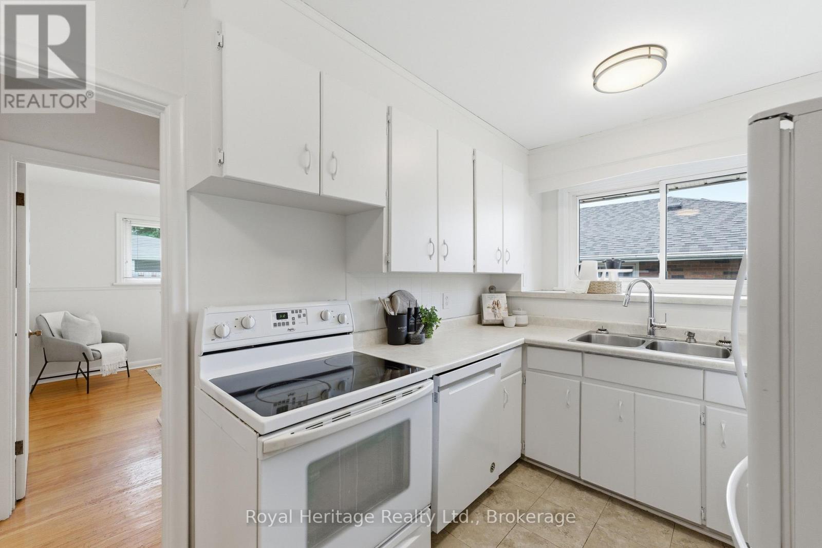362 Garden Court, Oshawa (Mclaughlin), Ontario  L1J 3E4 - Photo 4 - E13412856