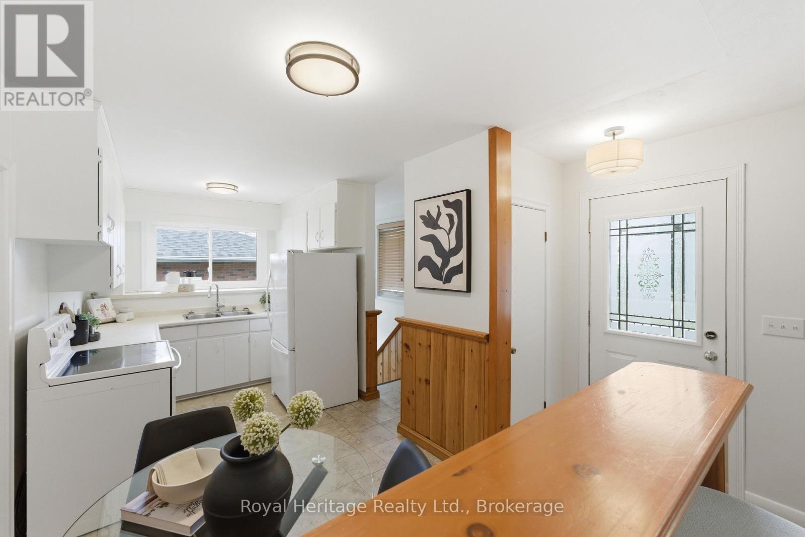 362 Garden Court, Oshawa (Mclaughlin), Ontario  L1J 3E4 - Photo 6 - E13412856