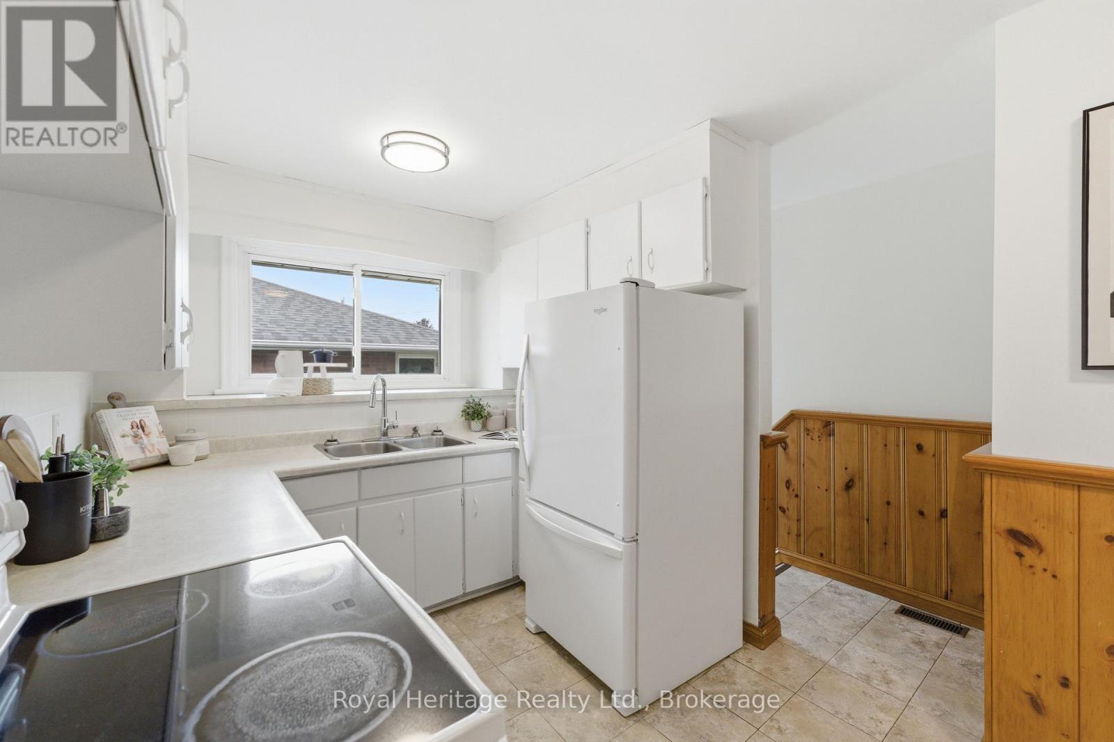 362 Garden Court, Oshawa (Mclaughlin), Ontario  L1J 3E4 - Photo 7 - E13412856