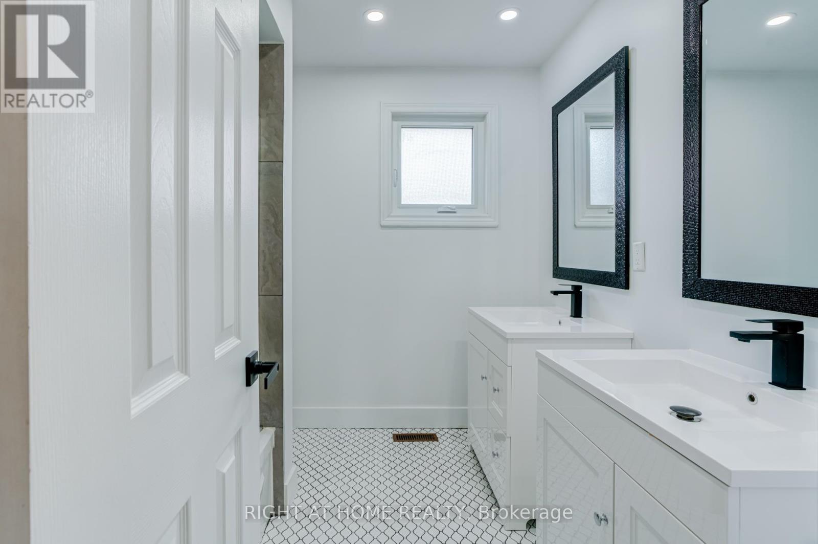 123 Lamp Crescent, Vaughan, Ontario  L4L 6J7 - Photo 21 - N13412770