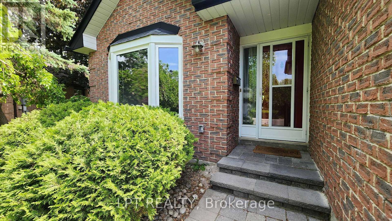 376 Wakefield Place, Newmarket, Ontario  L3Y 6N6 - Photo 3 - N13412792
