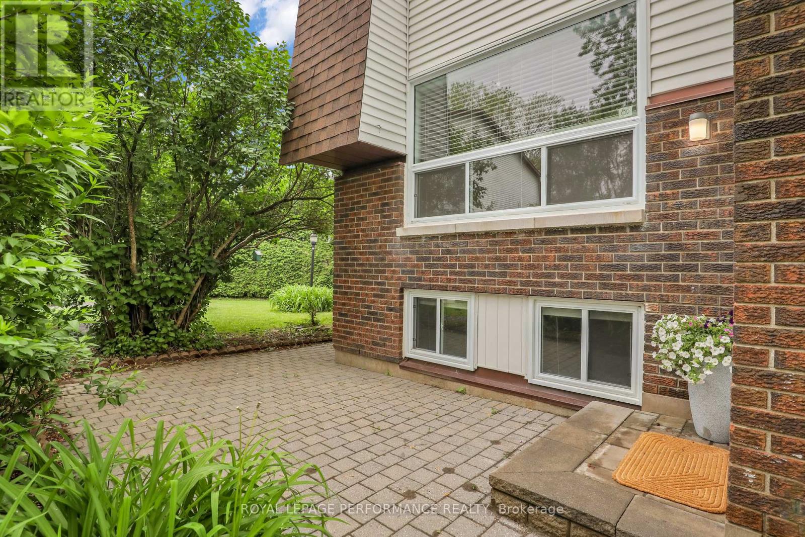 8d Lovell Lane, Ottawa, Ontario  K2H 9B6 - Photo 5 - X12823040