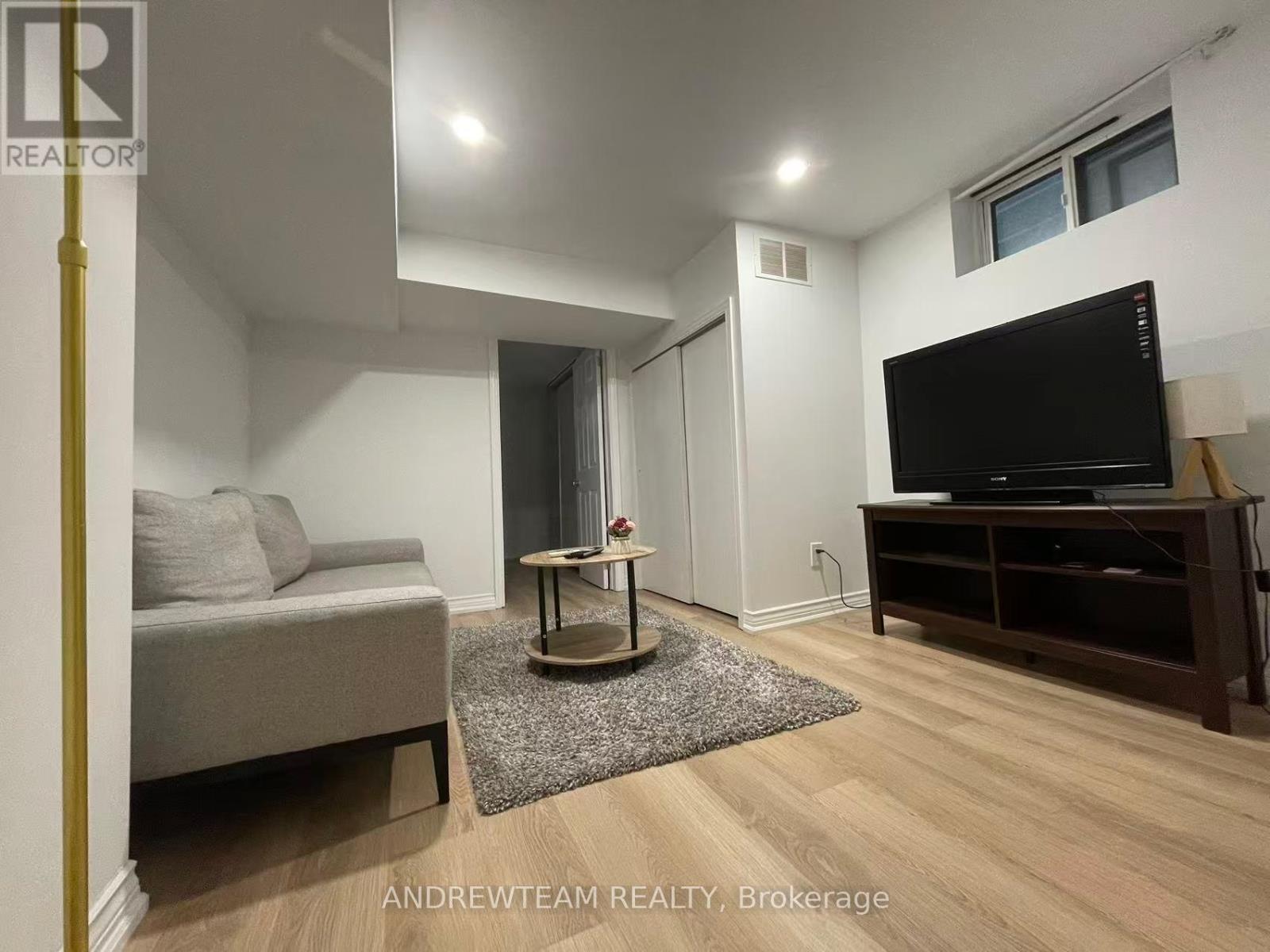 Basement - 382 Lynett Crescent, Richmond Hill, Ontario  L4C 2V5 - Photo 2 - N13412888