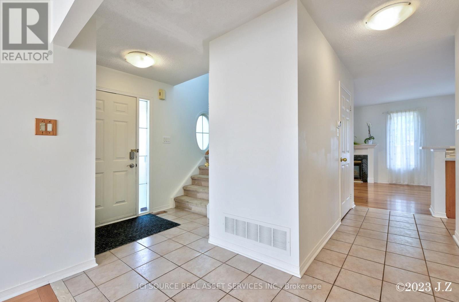 2 Waterton Crescent, Richmond Hill, Ontario  L4B 4L7 - Photo 3 - N13412894