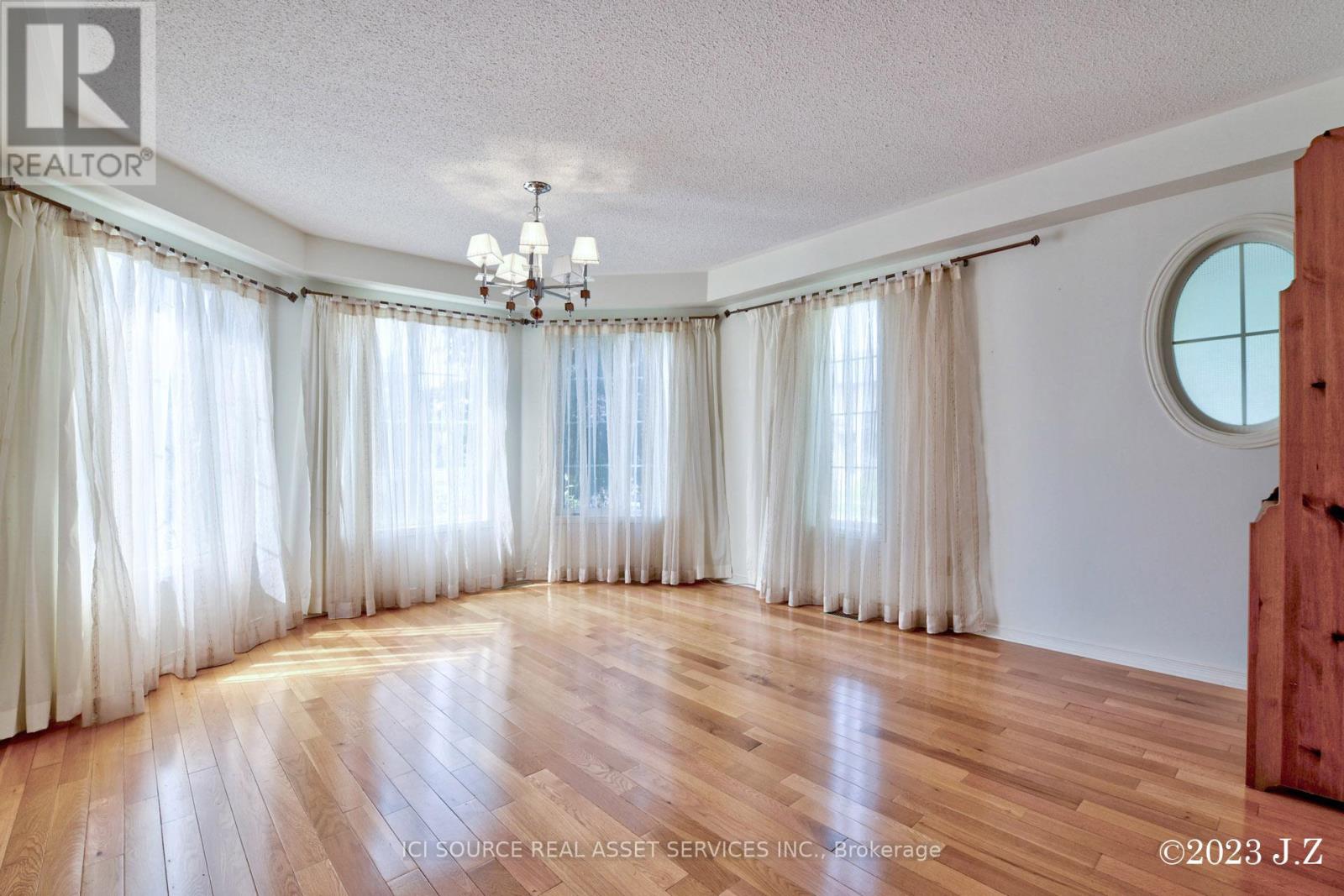 2 Waterton Crescent, Richmond Hill, Ontario  L4B 4L7 - Photo 4 - N13412894