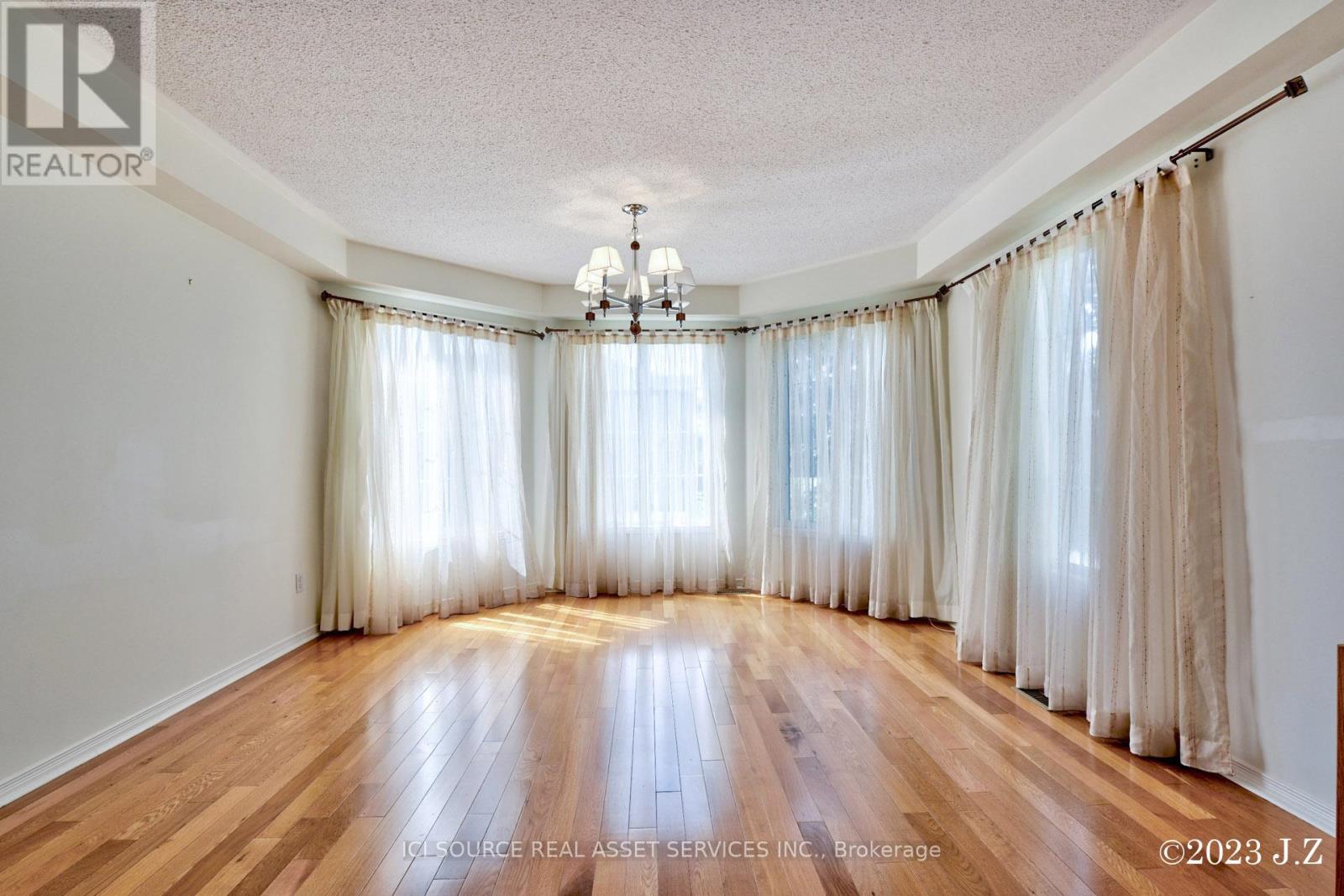 2 Waterton Crescent, Richmond Hill, Ontario  L4B 4L7 - Photo 5 - N13412894