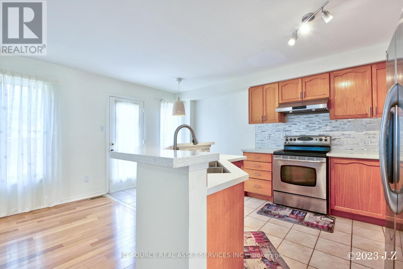 2 Waterton Crescent, Richmond Hill, Ontario  L4B 4L7 - Photo 6 - N13412894