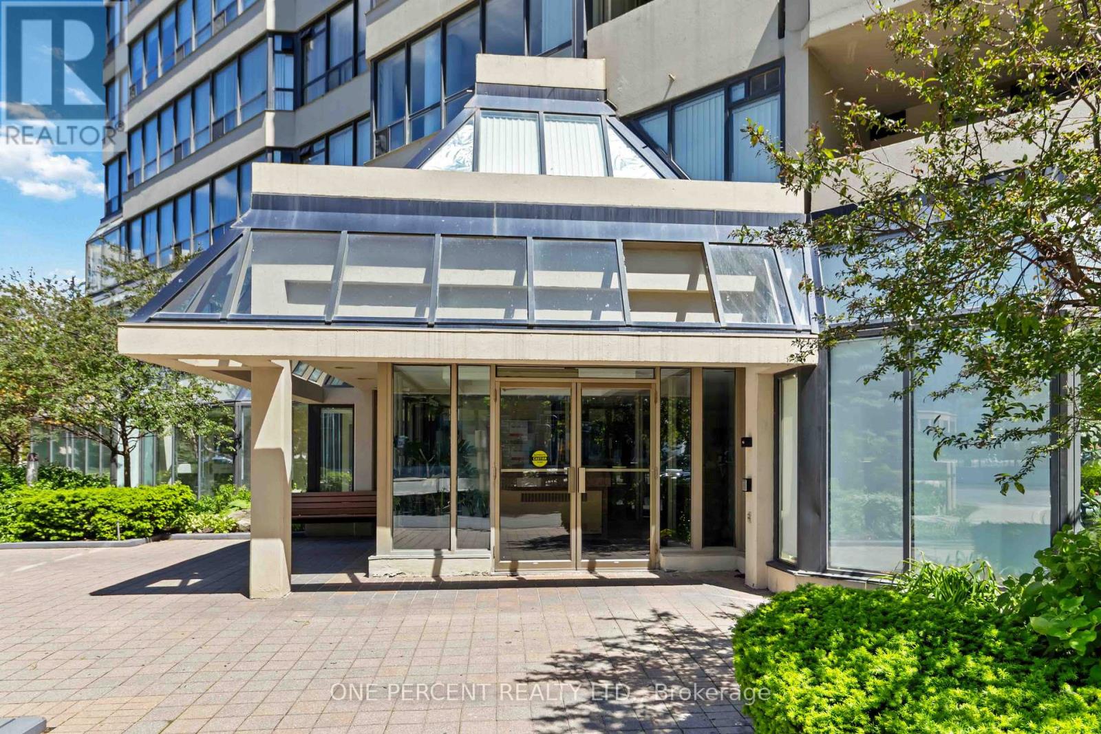 1002 - 400 Webb Drive, Mississauga, Ontario  L5B 3Z7 - Photo 2 - W13412886