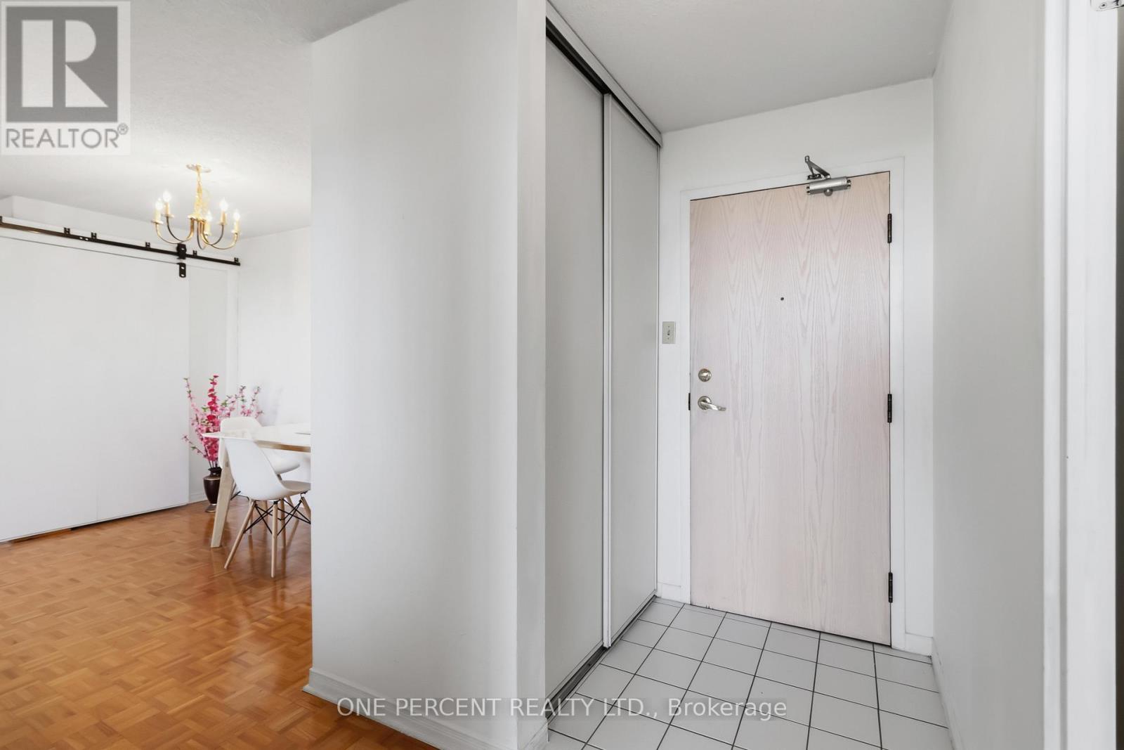 1002 - 400 Webb Drive, Mississauga, Ontario  L5B 3Z7 - Photo 5 - W13412886