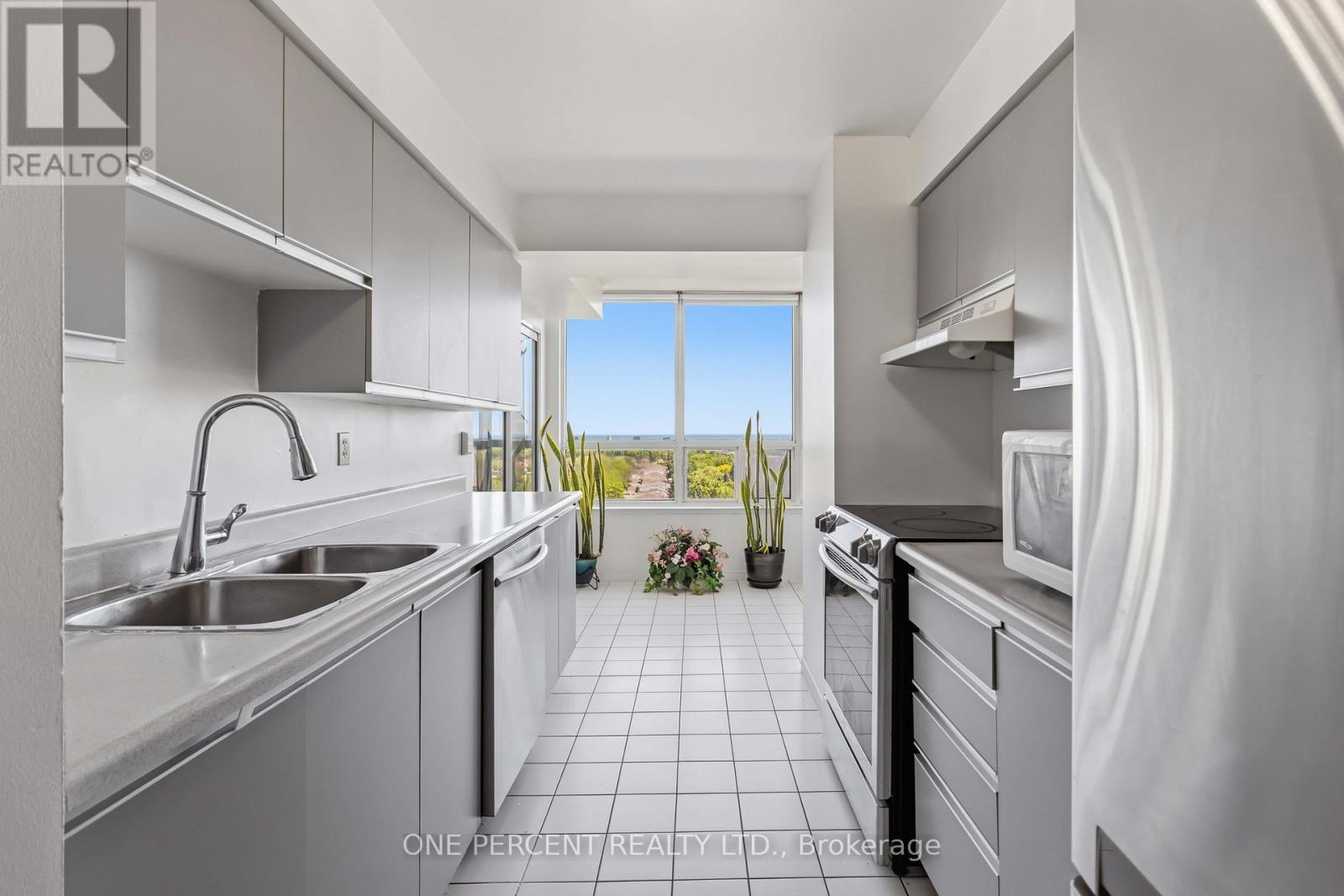 1002 - 400 Webb Drive, Mississauga, Ontario  L5B 3Z7 - Photo 7 - W13412886